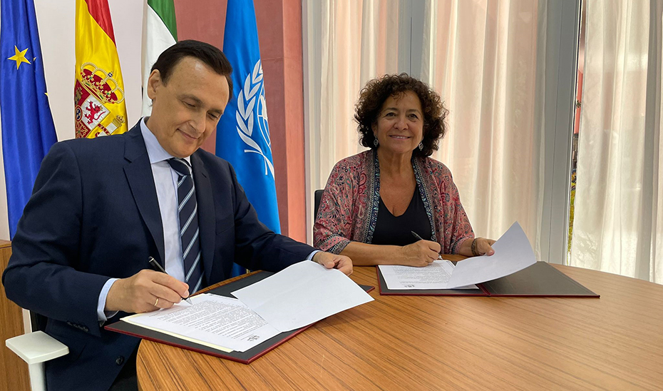 El consejero Gómez Villamandos y la rectora de la UGR, Pilar Aranda, durante la firma de la adenda del convenio.